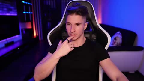 Dorian Reyes online show from October 18, 12:37 am