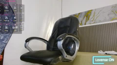 dyla_n18_ online show from January 17, 8:54 pm