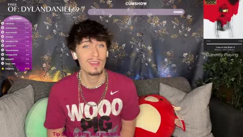 Snapshot of dylandaniel69 chatting on December 5, 11:07 pm Dylan Daniel 7.8 online show from December 5, 11:07 pm