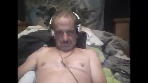 Snapshot of easye4015 chatting on October 17, 10:52 am Easye online show from October 17, 10:52 am