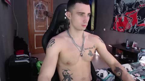 Snapshot of eduard_loveee chatting on October 1, 9:02 am Eduar online show from October 1, 9:02 am