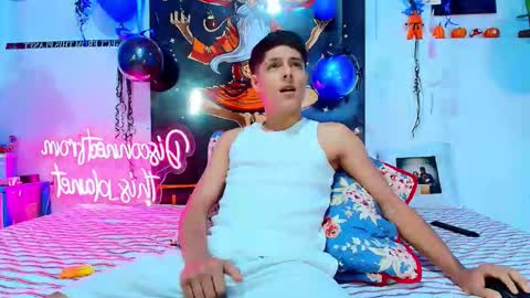 elias_salvatore_ online show from February 27, 8:52 pm