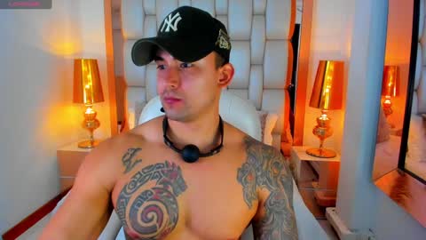 Snapshot of elliott_veelez chatting on February 7, 8:31 pm E L L I O T    V E L E Z online show from February 7, 8:31 pm