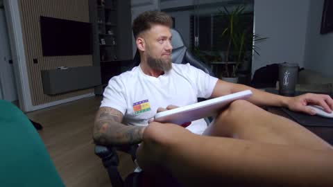 Erik online show from December 8, 7:11 pm