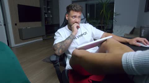 Erik online show from December 9, 6:30 pm