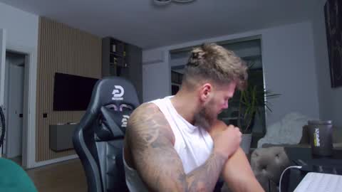 Erik online show from December 22, 6:26 pm