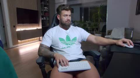 Erik online show from February 24, 7:41 pm