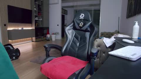 Erik online show from January 14, 9:07 pm