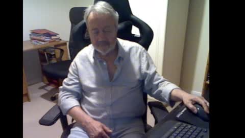 erasmus_d online show from October 31, 6:11 pm