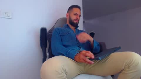 Snapshot of esteban7984068 chatting on March 12, 7:38 pm esteban online show from March 12, 7:38 pm