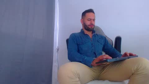 Snapshot of esteban7984068 chatting on December 24, 7:22 pm esteban online show from December 24, 7:22 pm