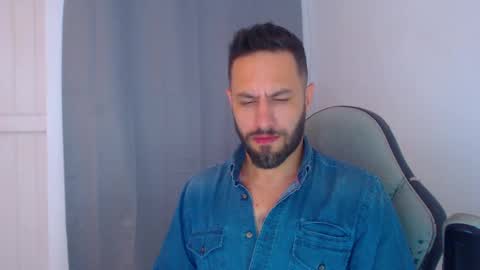 Snapshot of esteban7984068 chatting on December 23, 10:44 pm esteban online show from December 23, 10:44 pm