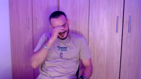 Snapshot of esteban_fer chatting on February 12, 5:37 am Esteban Fernandez online show from February 12, 5:37 am