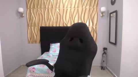 estyler_18 online show from January 6, 2:04 am