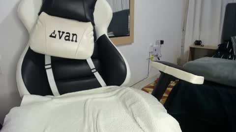 Snapshot of evans_king chatting on February 18, 2:27 am Evan online show from February 18, 2:27 am