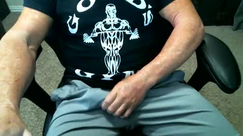 fitguy40 online show from April 7, 9:26 pm