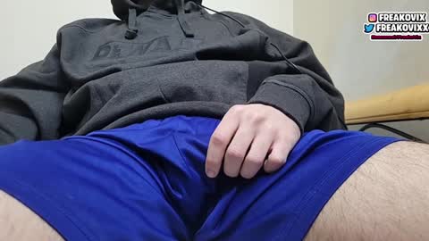 Snapshot of freakovix chatting on December 18, 12:43 am FreakoVix      online show from December 18, 12:43 am