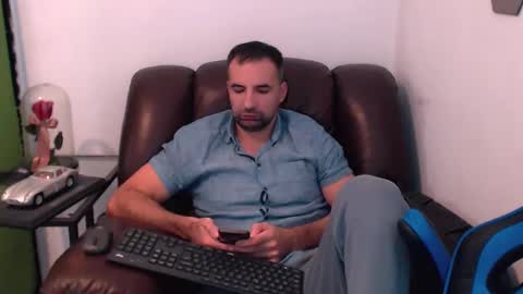 Snapshot of gianni_lion chatting on December 3, 9:45 pm Gianni online show from December 3, 9:45 pm