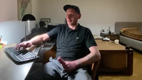 Snapshot of gilbertlachsmann chatting on February 20, 12:52 am Sebastian online show from February 20, 12:52 am