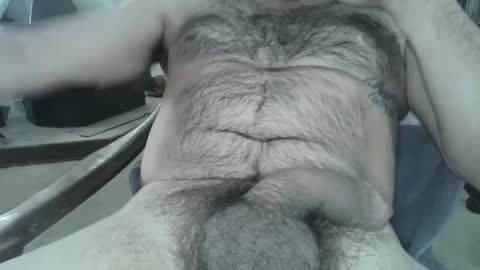 Snapshot of girthyhunguy chatting on January 6, 8:07 pm girthyhunguy online show from January 6, 8:07 pm