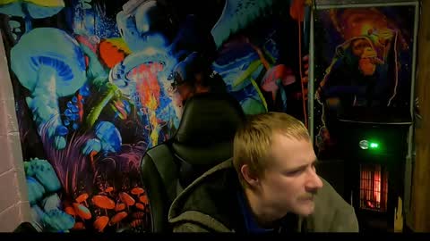 Snapshot of greenlungs8195 chatting on December 20, 5:47 am Greenlungs8195 online show from December 20, 5:47 am