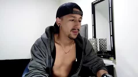 Snapshot of guykarim chatting on December 12, 3:32 am karim online show from December 12, 3:32 am