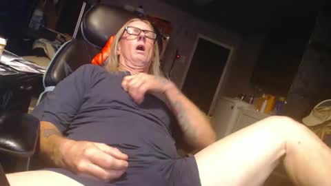 handystud33 online show from October 18, 12:54 pm