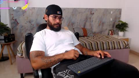 hanz_col online show from April 4, 1:24 am