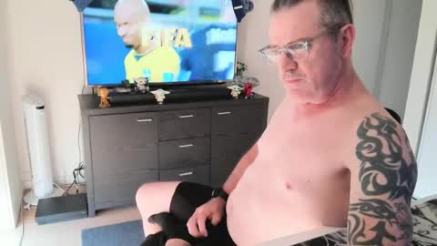 hempie1973 online show from June 26, 6:49 am