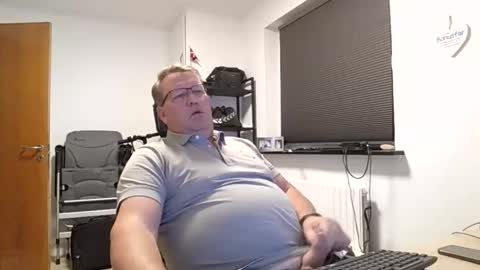 henrikrp1971 online show from November 10, 9:42 pm