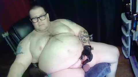 Snapshot of hoosierdaddyxl chatting on December 29, 6:14 am Sir online show from December 29, 6:14 am