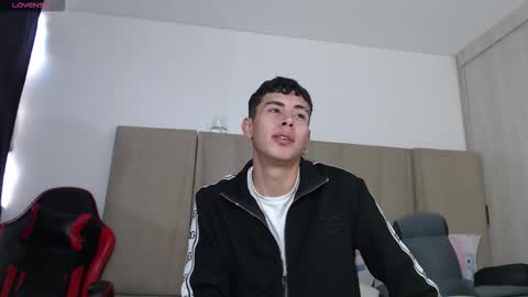 hot_twinks83 online show from November 17, 8:12 pm