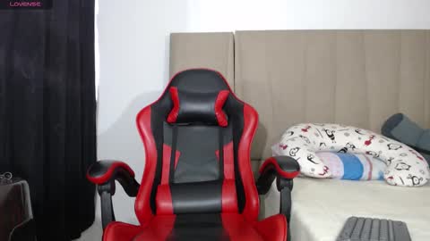 hot_twinks83 online show from November 11, 11:37 am