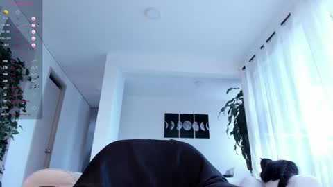 Snapshot of hotay_ chatting on October 25, 9:05 pm Andrew xdres08 online show from October 25, 9:05 pm
