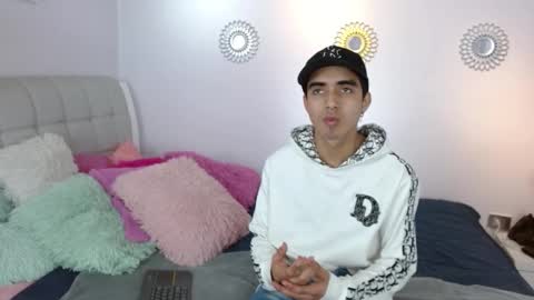 hottiie_guy online show from November 28, 6:10 pm