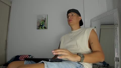 Snapshot of hugosan2 chatting on December 13, 2:10 am Hugo online show from December 13, 2:10 am