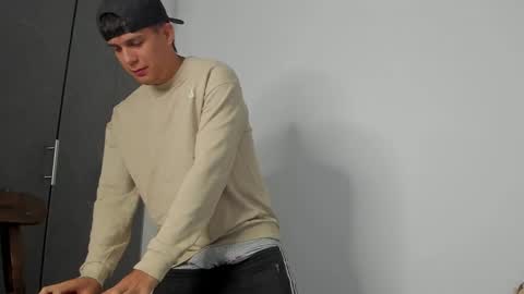 Snapshot of hugosan2 chatting on March 6, 10:36 pm Hugo online show from March 6, 10:36 pm