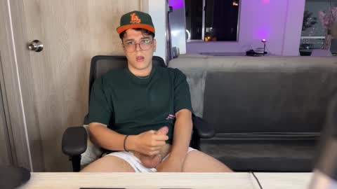 Snapshot of hun_damer chatting on September 20, 2:22 am hun_damer online show from September 20, 2:22 am