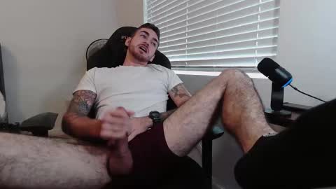 hungmtnman2256 online show from December 15, 4:59 pm