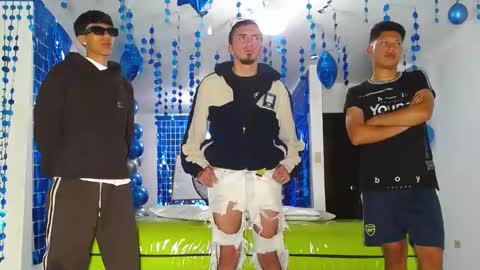 THOMAS AND DAMIAND online show from February 1, 6:08 pm