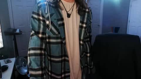 Snapshot of icy_ivy chatting on December 28, 7:33 am Ivan online show from December 28, 7:33 am