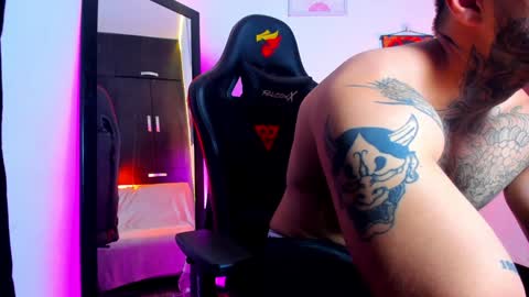 Snapshot of insolemnia chatting on December 3, 4:35 am Brayan Chavez online show from December 3, 4:35 am