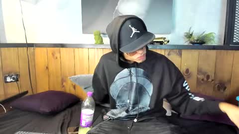 itszairen online show from March 1, 7:52 am