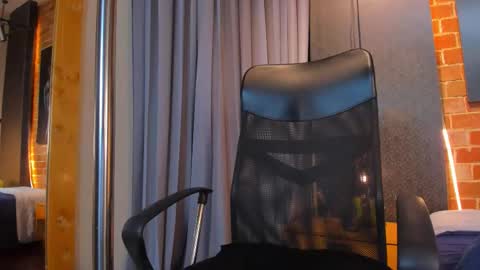 itszairen online show from February 8, 6:52 am