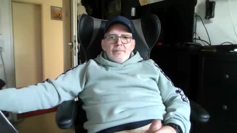 itunixx63 online show from December 2, 11:57 am