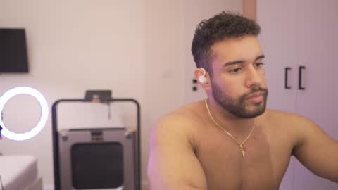 Snapshot of izaak_lover chatting on December 19, 8:13 pm Izaak online show from December 19, 8:13 pm