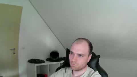 here4y online show from April 4, 2:25 pm