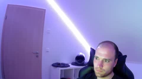 here4y online show from April 7, 7:25 pm