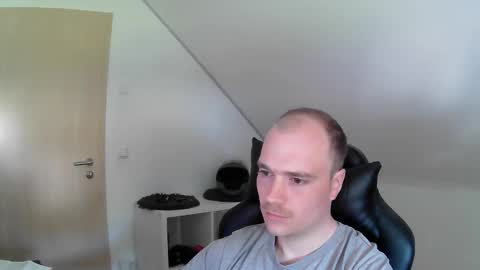 here4y online show from April 11, 9:35 am