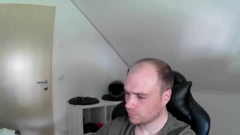 here4y online show from April 18, 11:00 am